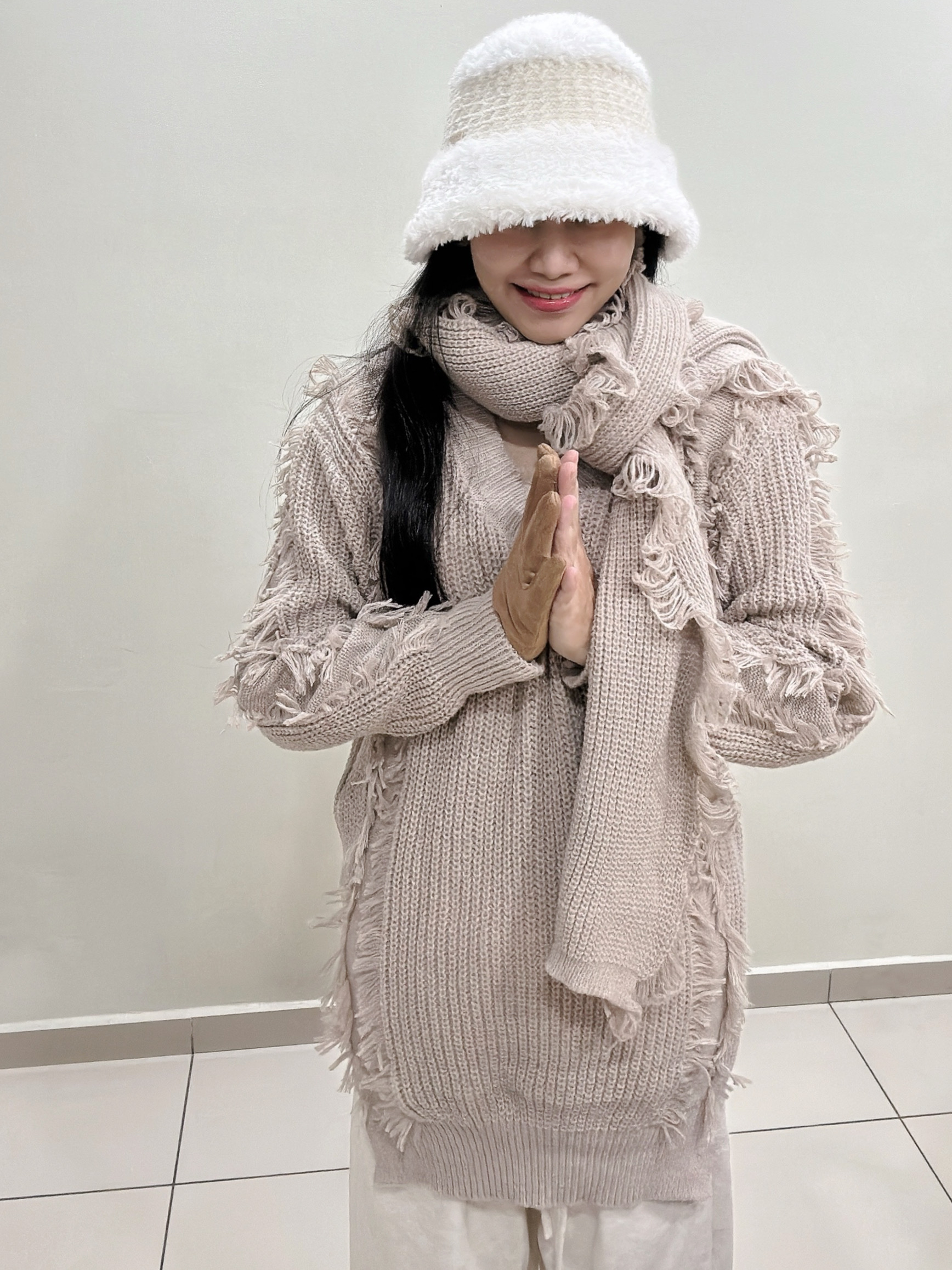 Light Greige Mid-Length Deep V Sweater With Scarf 米灰中长大版带围巾毛衣